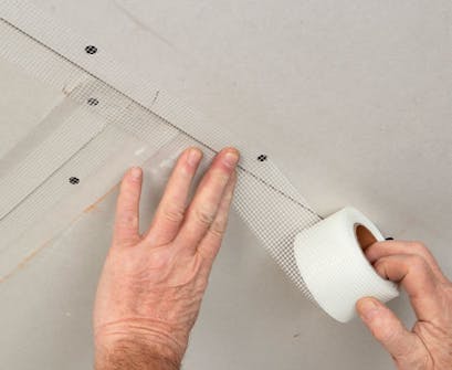 Gipsskivor tak: Fäst armeringstejp över alla skarvar Gipsskivor tak: Fäst armeringstejp över alla skarvar